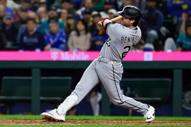 White Sox score 2 runs in 9th inning to rally past Mariners
