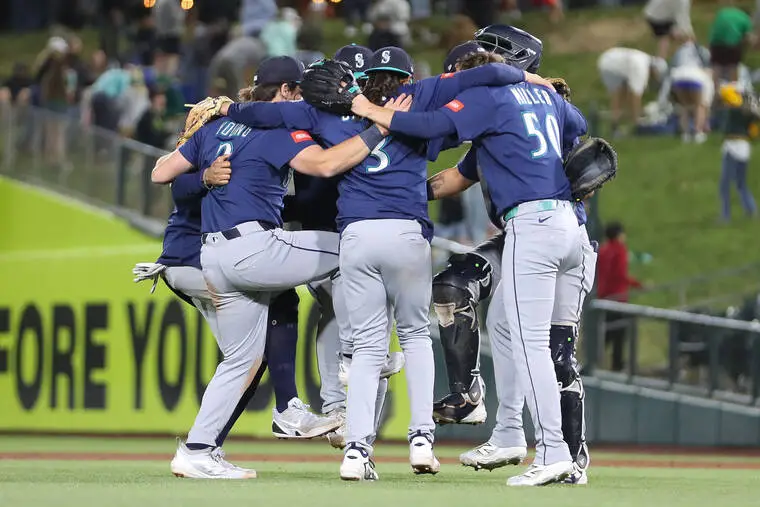 Six-run inning, 4-homer night propel Mariners to blowout of A’s