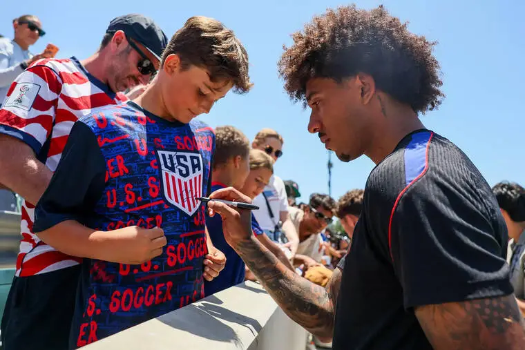 Chanting ‘USA! USA!,’ thousands welcome US men’s soccer team to SoCal ahead of World Cup