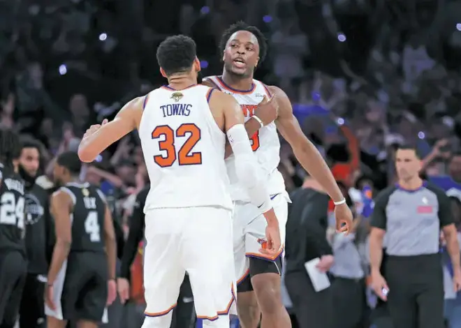 Knicks erase 29-point deficit to stun Spurs, move within one win of first title since 1973