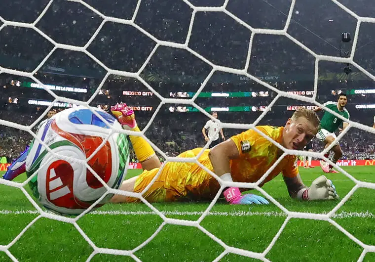 England hang on to beat battling Mexico 3-2 in last-16 thriller