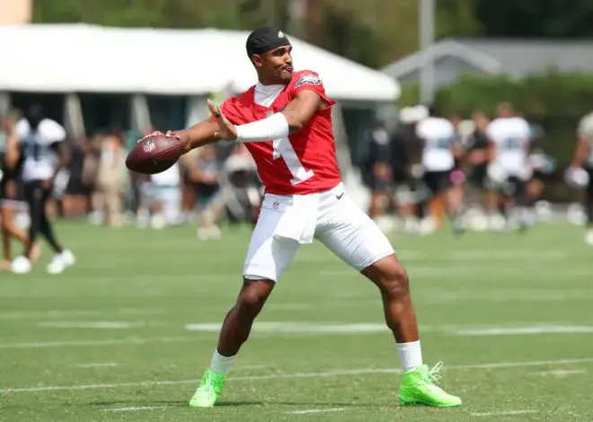 Headline: 10 Eagles camp observations: Jonathan Greenard’s injury, Jalen Hurts’ new offense