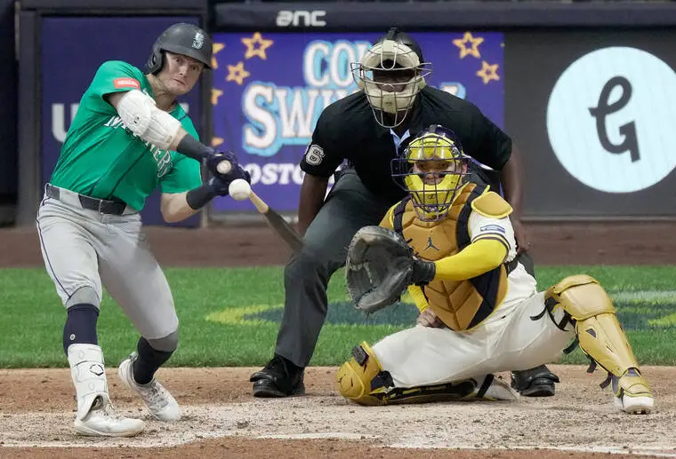 Mariners show resolve day after historic loss with bounce-back win